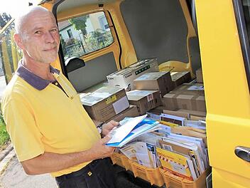 Norbert Dicker in Bad Staffelstein war als Beamter nicht im Streik. Sein Dienst verlief in den vergangenen Wochen ganz normal, und auch jetzt kann er nicht klagen, dass er mehr Briefe und Pakete zustellen müsse als sonst. Foto: Matthias Einwag
