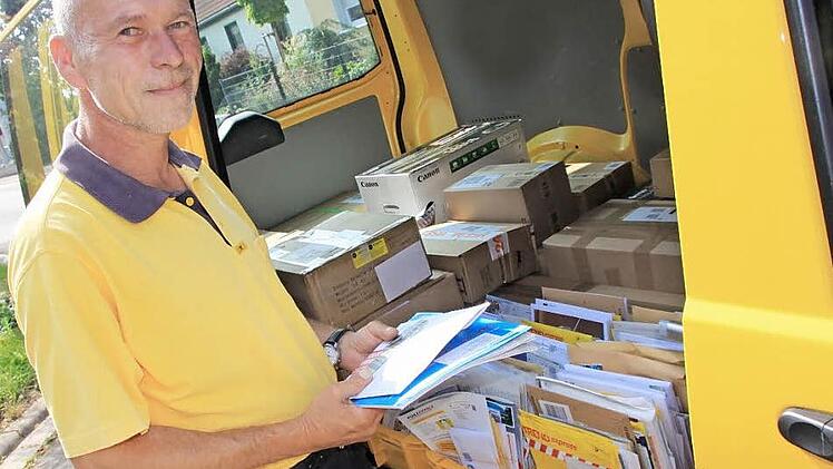 Norbert Dicker in Bad Staffelstein war als Beamter nicht im Streik. Sein Dienst verlief in den vergangenen Wochen ganz normal, und auch jetzt kann er nicht klagen, dass er mehr Briefe und Pakete zustellen müsse als sonst. Foto: Matthias Einwag
