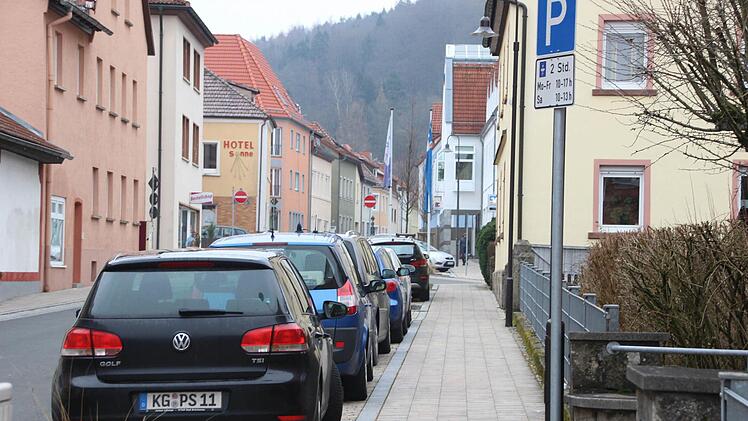 Zwei Stunden dürfen Autos auf öffentlichen Stellplätzen in der Bad Brückenauer Innenstadt geparkt werden. Foto: Heike Beudert