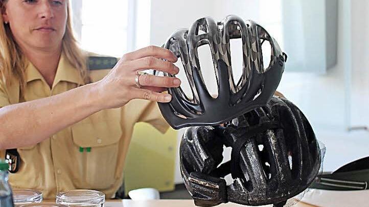 Michaela Rosenthal zeigt einen Fahrradhelm nach einem Unfall. Fotos: Evi Seeger