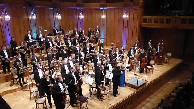 Sie mischten den Gro&szlig;en Saal auf: die Fl&ouml;tistin Jasmine Choi, der Tenor Hohannes Ayvazyan und Lior Shambadal mit seinen Berliner Symphonikern. Foto: Gerhild Ahnert