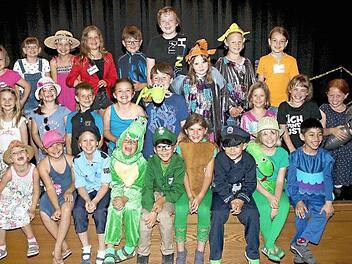 Keine Frage: Die jungen Schauspieler und Sänger aus der Zeiler Singschule Monika Schraut freuen sich schon sehr auf "ihr" Kindermusical mit dem kleinen Brillenkaiman namens "Sammy" (Mitte).  Foto: Ralf Naumann