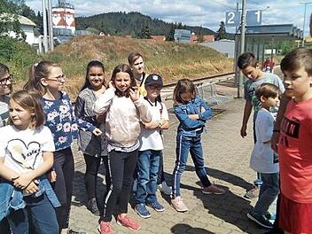 Am Bahnhof zeigte PHK Klemens Großkopf-Klopf den Schülern die Gefahren auf.  Foto: K.- H. Hofmann