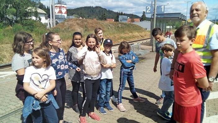 Am Bahnhof zeigte PHK Klemens Großkopf-Klopf den Schülern die Gefahren auf.  Foto: K.- H. Hofmann