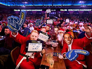 Bei der Darts-WM im Alexandra Palace in London geht so richtig die Post ab, Foto: John Walton/PA Wire/dpa