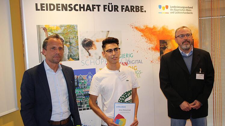 Bayerischer Quartalssieger Aman Mohammadi (rechts) mit Staatsminister Thorsten Glauber (links) und Lorenz Ulsamer, Ausbilder und Geschäftsführer Ulsamer GmbH.. Inge Gasch