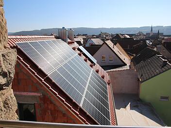 Beim Blick vom Baderturm auf die Stadt fällt sofort auf, dass es sogar in der Kernstadt Photovoltaikanlagen gibt. Den größeren Anteil an der Erzeugung von Strom aus erneuerbaren Energien haben aber die Stadtteile.