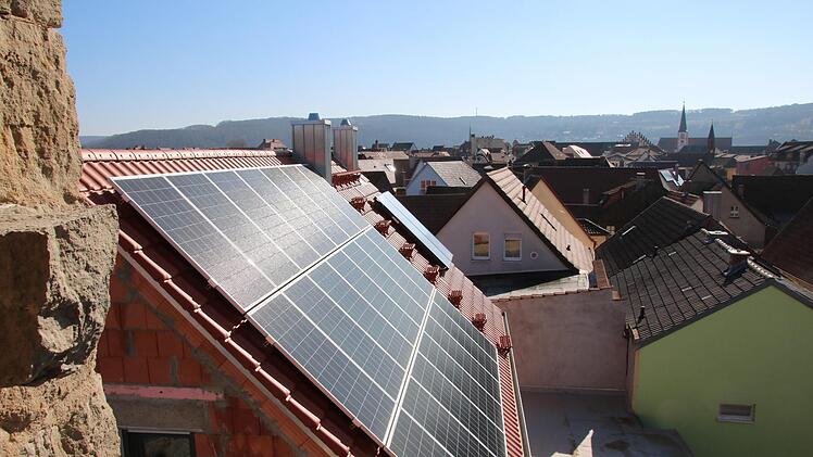 Beim Blick vom Baderturm auf die Stadt fällt sofort auf, dass es sogar in der Kernstadt Photovoltaikanlagen gibt. Den größeren Anteil an der Erzeugung von Strom aus erneuerbaren Energien haben aber die Stadtteile.