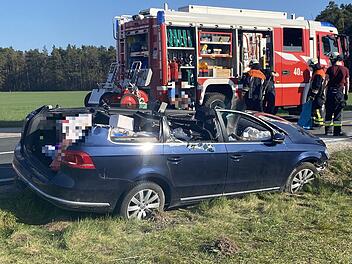 Auto und Motorrad frontal kollidiert