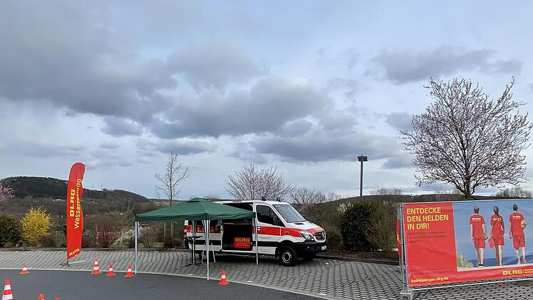 Anfangs wurden die Corona-Schnelltest vor der KissSalis-Therme aus einem Einsatzfahrzeug heraus gemacht.