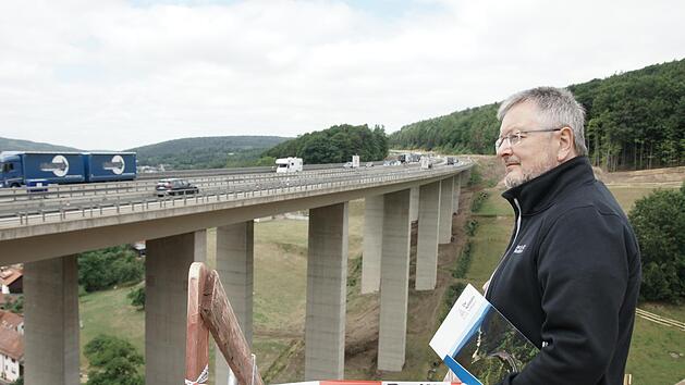 Dieses Bild wird es bald nicht mehr geben: Dieter Seban, stellvertretender B&uuml;rgermeister und R&ouml;mershager Ortssprecher, an der Autobahnbr&uuml;cke oberhalb des Ortes. Die &Uuml;berf&uuml;hrung an der A&nbsp;7 wird bald abgerissen.  Foto: Steffen Standke
