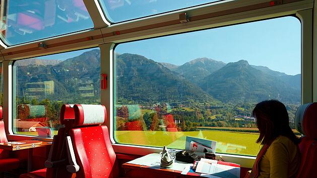 Nachhaltig Urlaub machen und reisen: Zug, Bus, Flieger und Auto im CO₂-Vergleich
