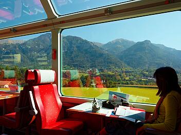Nachhaltig Urlaub machen und reisen: Zug, Bus, Flieger und Auto im CO₂-Vergleich