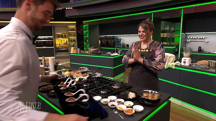 Erl&ouml;sender Moment: Sandra freut sich, als sie ihren L&ouml;ffel abgeben darf.