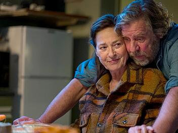 Ex-Ermittlerin Elisabeth Haller (Charlotte Schwab) genie&szlig;t die Zeit mit dem Bauern Rickert (Uwe Rohde).