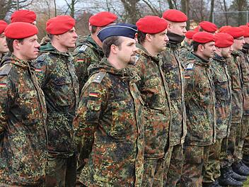 Die Soldaten der 5. Kompanie des Instandsetzungsbataillons 466 sind zum letzten Mal auf dem Sportgelände in Prichsenstadt angetreten. Foto: Pfannes