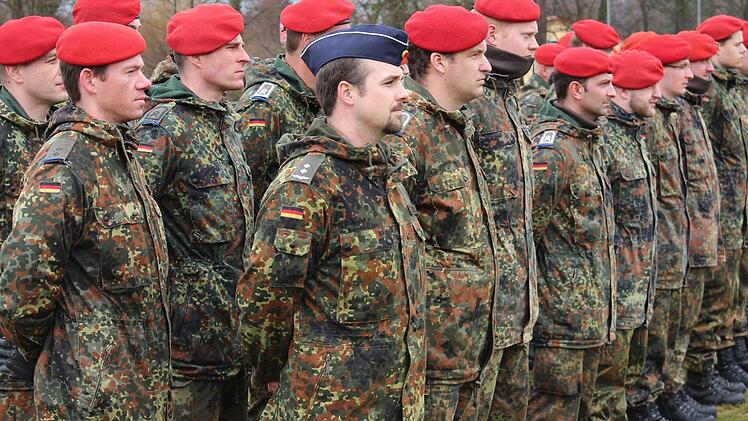 Die Soldaten der 5. Kompanie des Instandsetzungsbataillons 466 sind zum letzten Mal auf dem Sportgelände in Prichsenstadt angetreten. Foto: Pfannes