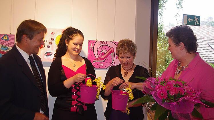 Ungewöhnlich pink ging es bei der Vernissage der Ausstellung "Dreidimensionales" zu. Das Bild zeigt (von links): stellvertretenden Landrat Gerhard Wunder, die Künstlerinnen Beate Dietz und Kadda Sandner sowie Kreiskulturreferentin Gisela Lang.