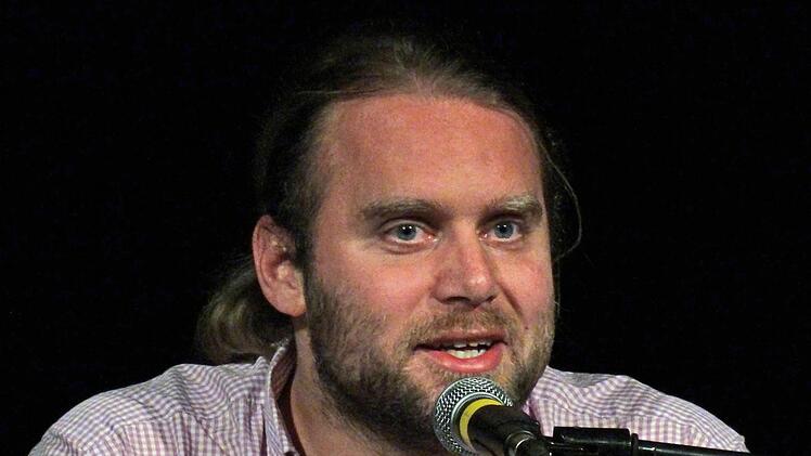 Tubist Andreas Martin Hofmeir stellte sich im "Schwarzen Bären" in Beiersdorf auch als Autor vor.Foto: Jochen Berger