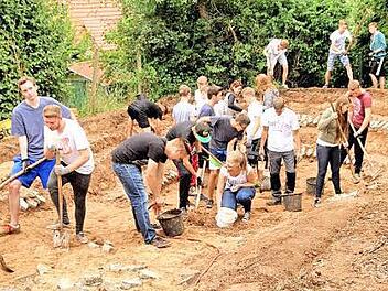 Die Schüler der zehnten Klasse modellieren den neuen großen Gartenteich.  Foto: Günther Geiling