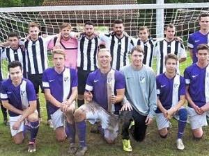 Die beiden Endspielmannschaften: der Turniersieger "Dynamo Vollrausch" (Spieler weitgehend aus Haßfurt, knieend) und die "Bondiki Kickers" (Spieler meist aus Westheim, dahinter). Rechts steht der Endspiel-Schiedsrichter und Organisator Florian Degen.  Foto: Wolfgang Dietz