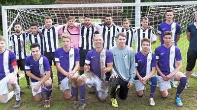 Die beiden Endspielmannschaften: der Turniersieger "Dynamo Vollrausch" (Spieler weitgehend aus Haßfurt, knieend) und die "Bondiki Kickers" (Spieler meist aus Westheim, dahinter). Rechts steht der Endspiel-Schiedsrichter und Organisator Florian Degen.  Foto: Wolfgang Dietz