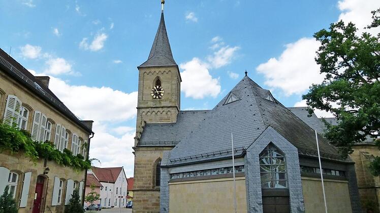 Mittelpunkt Kemmerns ist die Pfarrkirche St. Peter und Paul.