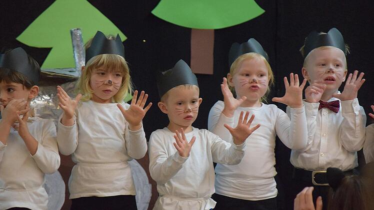 Bei "Unsre Katz' heißt Mohrle" zeigen die Kinder, wie gut sie Text und Choreografie eingeübt haben. Foto: Daniela Pondelicek