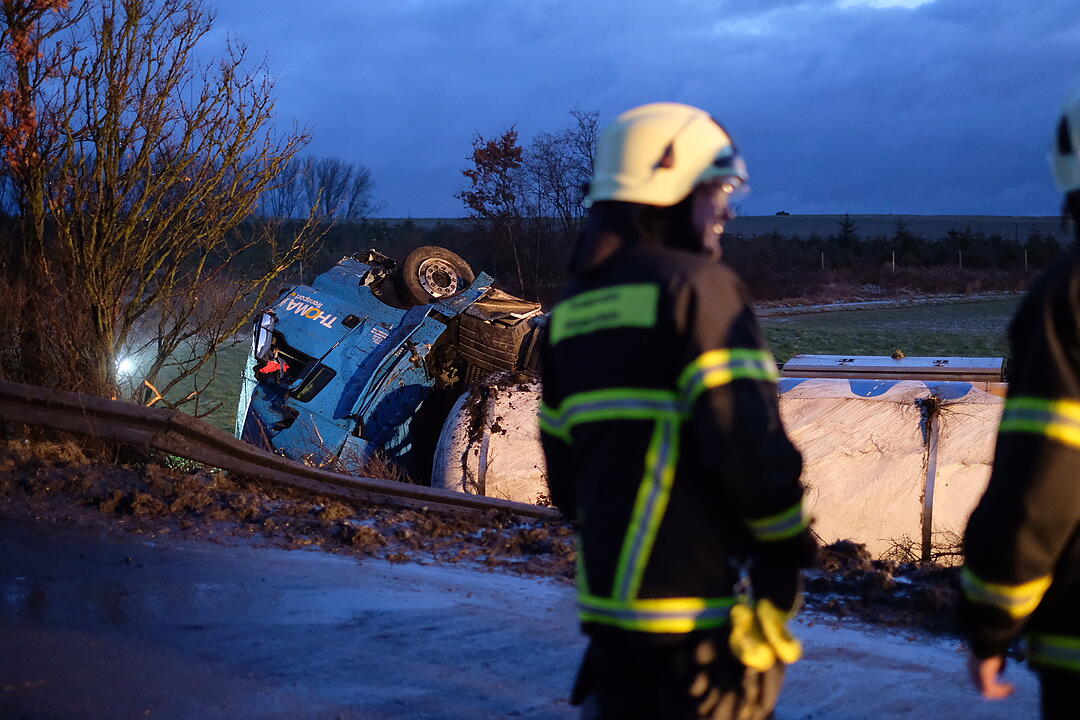 A9 bei Nürnberg: Gefahrengut-Lkw landet im Graben