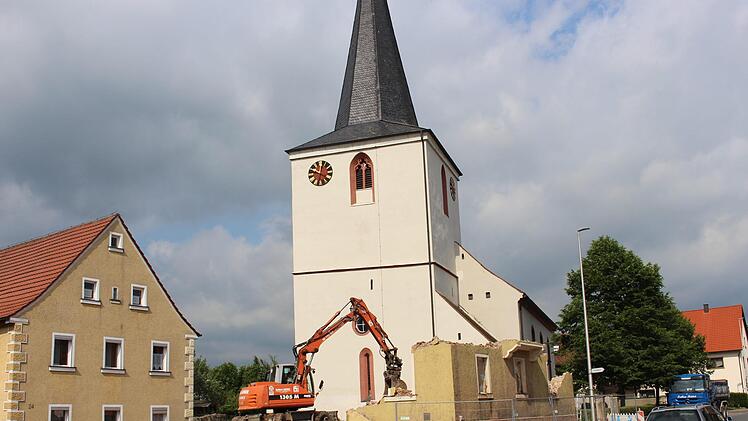 Der Platz der einstigen Schule (hier ein Bild vom Abriss) in Thüngfeld soll in diesem Jahr (mit LAG-Förderung) gestaltet werden. Die Anlage verzögerte sich, da sich im vergangenen Jahr aufgrund der Hochkonjunktur kein Unternehmen zur Ausführung fand.   Archivfoto: Evi Seeger