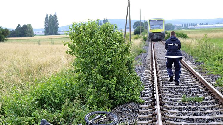 Auf der Bahnstrecke zwischen Forchheim und Ebermannstadt ist ein Fahrradfahrer von einem Zug erfasst und getötet worden.   Foto: Franz Galster