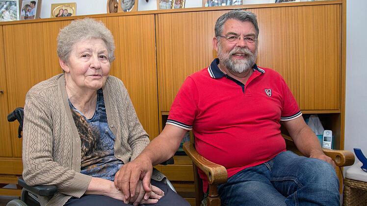 Wolfgang Merz kann für nächstes Jahr im Seniorenzentrum der Arbeiterwohlfahrt in seinem Heimatort Knetzgau keinen Kurzzeitpflegeplatz für seine schwer pflegebedürftige Mutter reservieren. Foto: Ulrike Langer