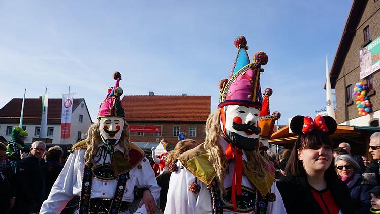 Würdig schritten die Unterelsbacher Fösenöchter über den Marktplatz. Foto: Marion Eckert
