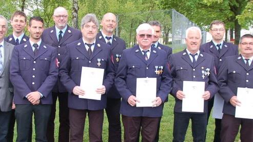 Für 40 Jahre ehrenamtlichen Dienst für die Allgemeinheit wurden Michael Greiner, Thomas Katzenberger , Klaus Reininger, Josef Schmitt , Werner Schmitt, Michael Katzenberger, Werner Simon und Michael Herzberger geehrt. Foto: Manfred Mellenthin