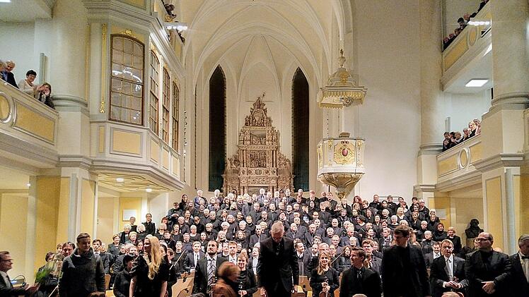 Reichlich Beifall gab es für die Aufführung von Verdis Requiem in der Coburger Morizkirche.Foto: Jochen Berger