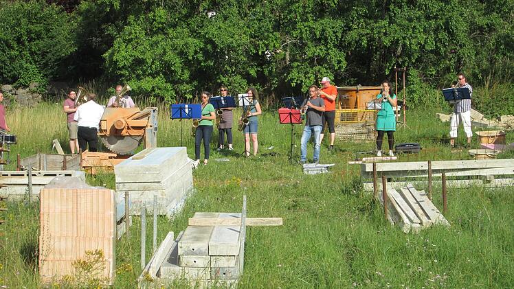 Auf einem Baugrundstück in der Weinbergstraße gaben die Fuschter Musikanten ihr letztes "Corona-Konzert", das mit Begeisterung aufgenommen wurde. Winfried Ehling