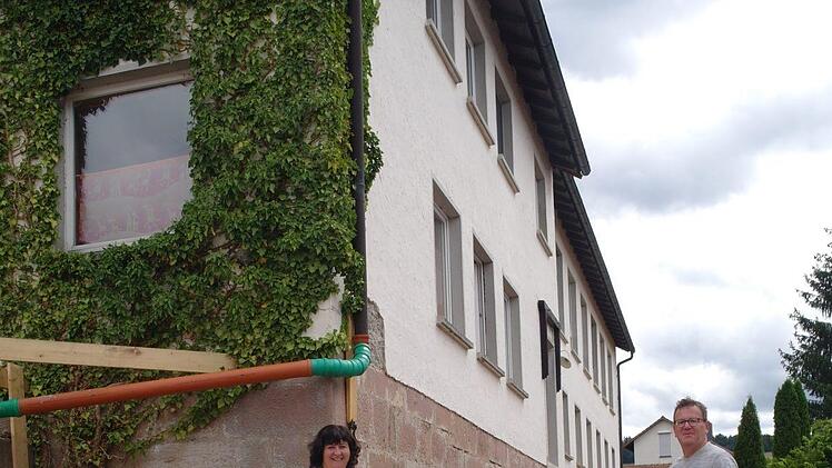 Bürgermeisterin Katja Habersack und Architekt Ulrich Dölker stehen in regelmäßigem Kontakt bezüglich der Bauarbeiten rund um das Josefsheim. Foto: Stephanie Elm