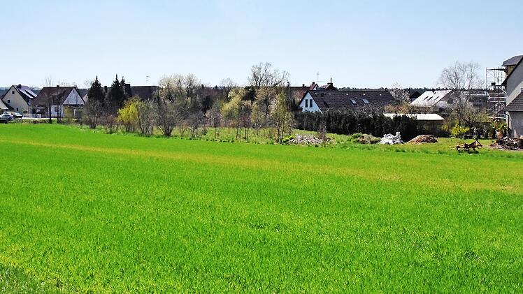 Im Baugebiet &bdquo;Am Hof&auml;cker&ldquo; sieht das Staatliche Bauamt gro&szlig;e Probleme bei der Ausfahrt auf die Staatsstra&szlig;e.