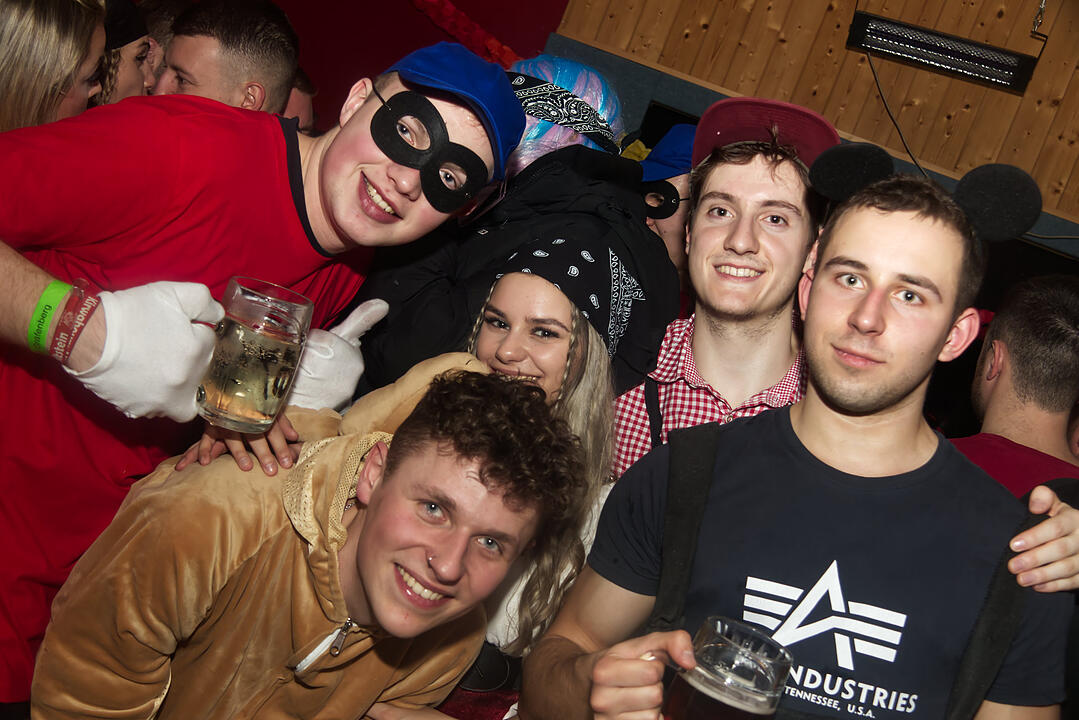 Fasching pur in der Grundschulturnhalle
