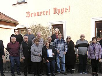 Das Foto zeigt (von links) Bürgermeister Johannes Polens, die geehrten Mitglieder sowie Vorsitzende Christine Rottmund.