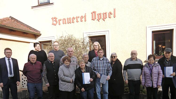 Das Foto zeigt (von links) Bürgermeister Johannes Polens, die geehrten Mitglieder sowie Vorsitzende Christine Rottmund.