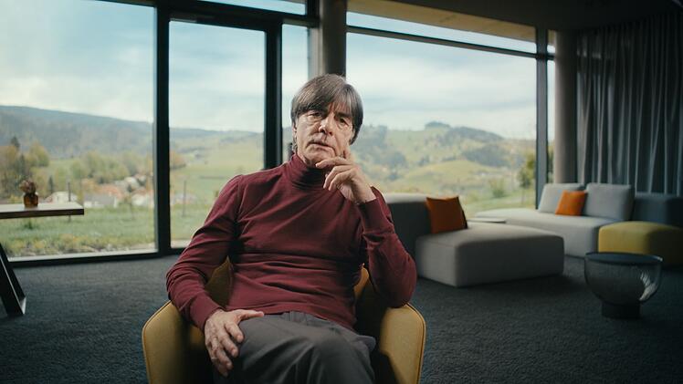 "W&auml;ren sie 2014 ohne Mesut &Ouml;zil Weltmeister geworden?", wird der ehemalige Bundestrainer Jogi L&ouml;w in der Doku gefragt. "Wahrscheinlich nicht ...", lautet die klare und kurze Antwort.