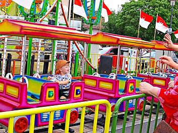 Eisenbahnfahren ist bei den J&uuml;ngsten beliebt, wie diese Aufnahme aus dem Vorjahr zeigt.Heike Sch&uuml;lein