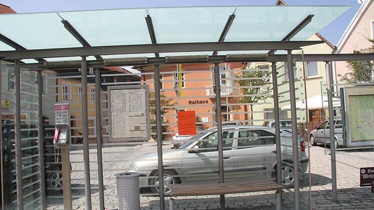 Die Bushaltestelle am Stadtsteinacher Marktplatz wird derzeit nicht angefahren. Die nächste Zusteigemöglichkeit Richtung Kulmbach besteht bei der Ziegelhütte - vor der Baustelle. Die Busse direkt nach Kronach verkehren nicht, Fahrgäste müssen über Kulmbach fahren.