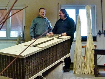 Grüne Bestattung: Särge aus biologisch abbaubarem Naturmaterial verkaufen Lieferant Frank Höfer (links) aus Steinach und Korbflechter Thomas Backof aus Hallerndorf.  Fotos: Sigismund von Dobschütz