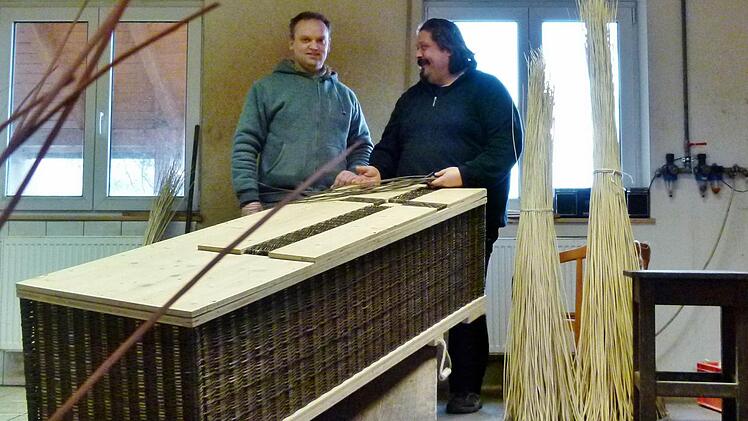 Grüne Bestattung: Särge aus biologisch abbaubarem Naturmaterial verkaufen Lieferant Frank Höfer (links) aus Steinach und Korbflechter Thomas Backof aus Hallerndorf.  Fotos: Sigismund von Dobschütz