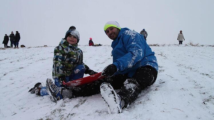 Nach dem Sturz konnten Sohn und Papa lachen.