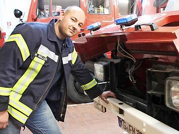 Der neue Kommandant Robert Müller kennt die Feuerwehrautos der Münnerstädter Wehr in- und auswendig. Er betont, die geplanten Fahrzeugkäufe seien dringend nötig und kein Luxus. Fotos: Heike Beudert