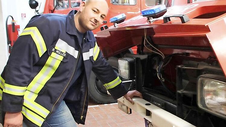 Der neue Kommandant Robert Müller kennt die Feuerwehrautos der Münnerstädter Wehr in- und auswendig. Er betont, die geplanten Fahrzeugkäufe seien dringend nötig und kein Luxus. Fotos: Heike Beudert