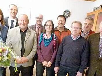 Marina Hofmann (links) leitet ab sofort die Geschicke des Vereins. Marco Steiner, Alexander Jäckel-Helm, Thomas Lesch, Nicole Freund, Gerhard Freund, Wilfried Faber, Ulrich Gehrlicher und Günter Amberg (von links) gratulierten der neuen Vorsitzenden. Foto: Lothar Weidner